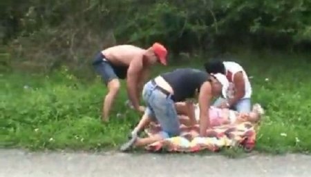 Деревенские гопники изнасиловали девушку